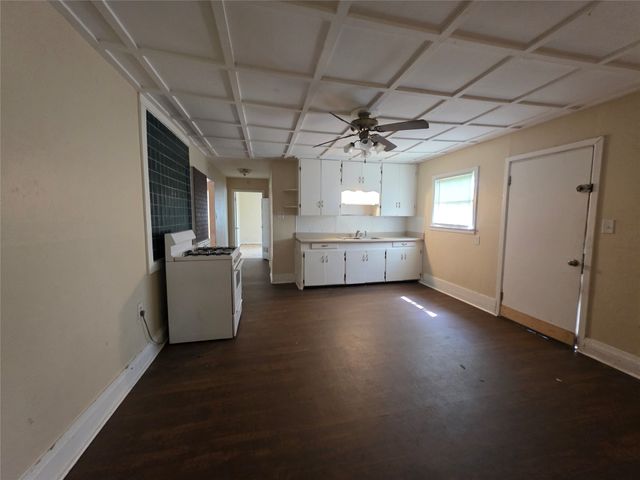 1203 N Anglin Street, Cleburne, TX 76031