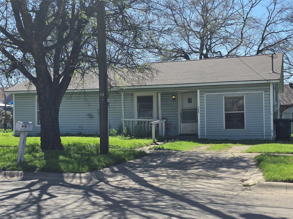 1203 N Anglin Street, Cleburne, TX 76031