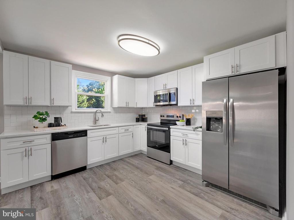 325 BEACH AVE, Pasadena, MD 21122