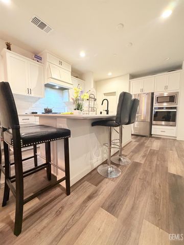 7502 Emerald Green Avenue, Bakersfield, CA 93313