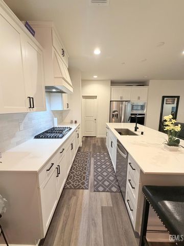 7502 Emerald Green Avenue, Bakersfield, CA 93313