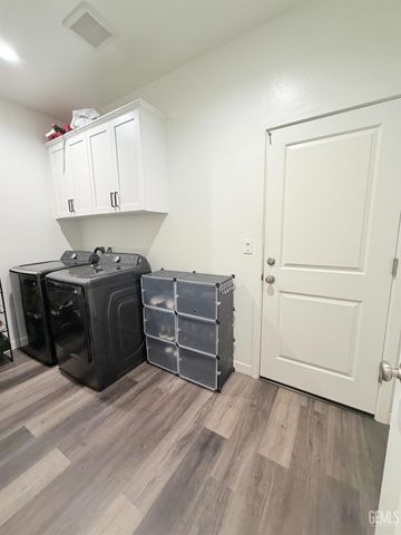 7502 Emerald Green Avenue, Bakersfield, CA 93313