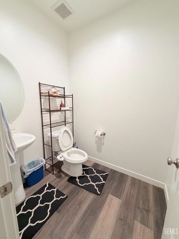 7502 Emerald Green Avenue, Bakersfield, CA 93313