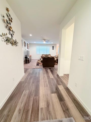 7502 Emerald Green Avenue, Bakersfield, CA 93313