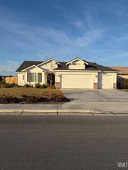 7502 Emerald Green Avenue, Bakersfield, CA 93313