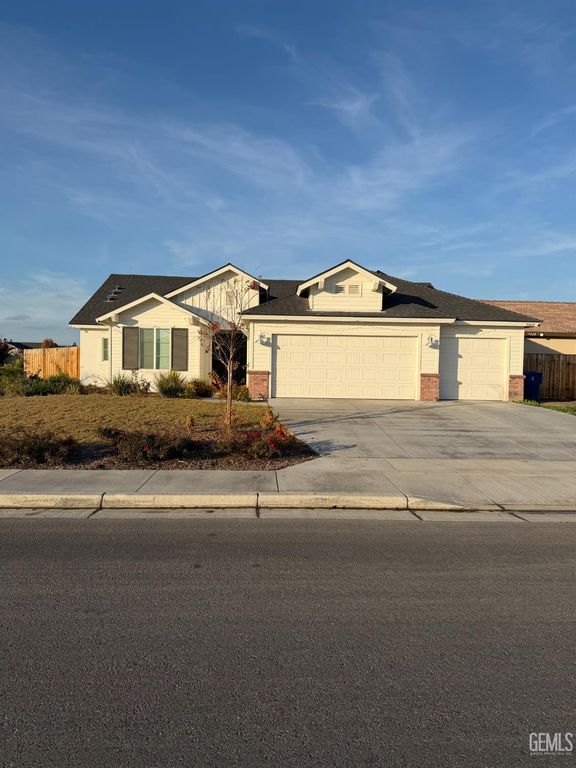 7502 Emerald Green Avenue, Bakersfield, CA 93313