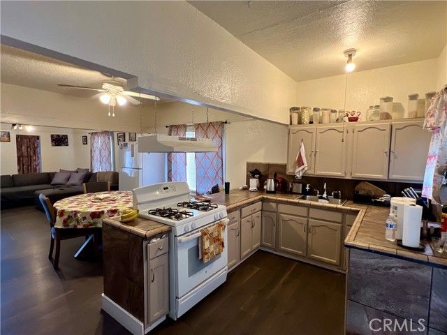 5852 S Olive Street, Los Angeles, CA 90003