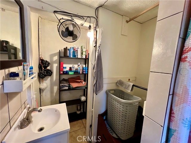 5852 S Olive Street, Los Angeles, CA 90003