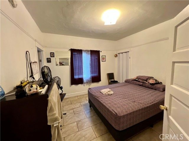 5852 S Olive Street, Los Angeles, CA 90003