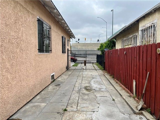 5852 S Olive Street, Los Angeles, CA 90003