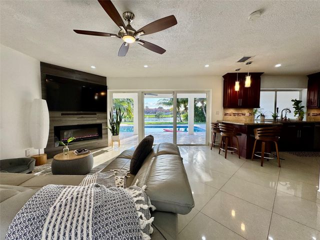 481 W Tropical Way, Plantation, FL 33317