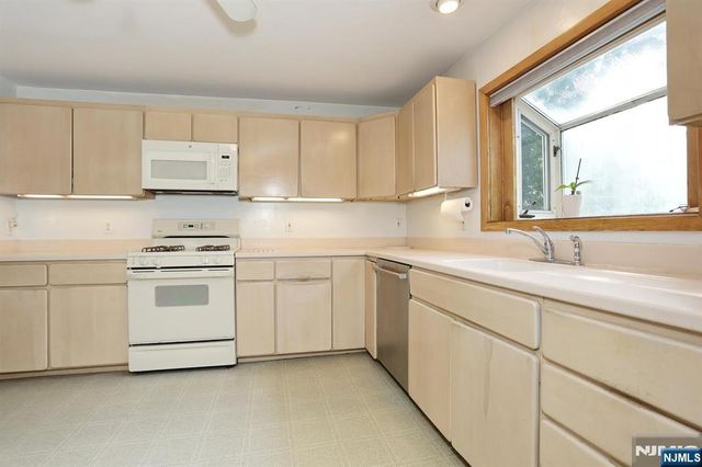 338 4th Avenue, Hawthorne, NJ 07506