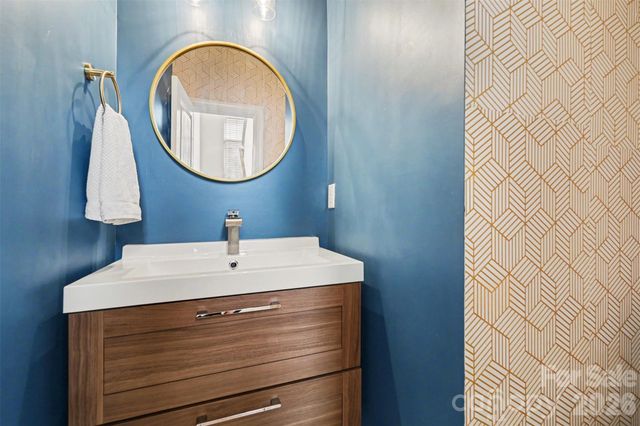 2729 Avalon Loop Road, Charlotte, NC 28269