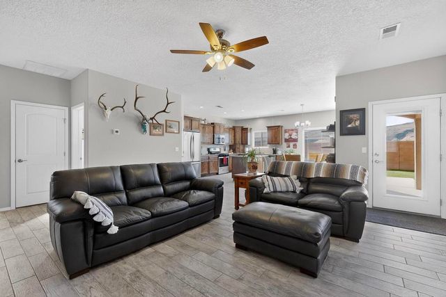 860 Firewheel Loop SW, Los Lunas, NM 87031