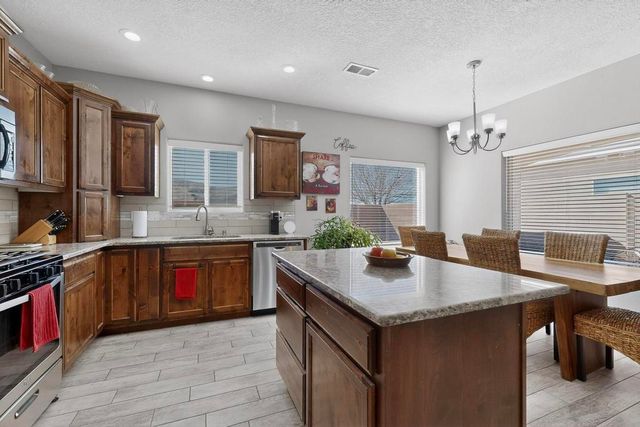 860 Firewheel Loop SW, Los Lunas, NM 87031