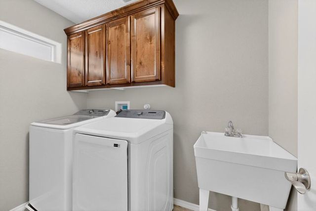 860 Firewheel Loop SW, Los Lunas, NM 87031