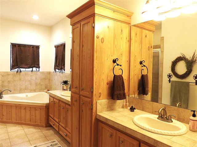 4443 Highway 90, Alleyton, TX 78935