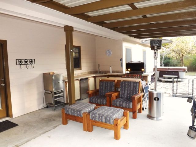 4443 Highway 90, Alleyton, TX 78935