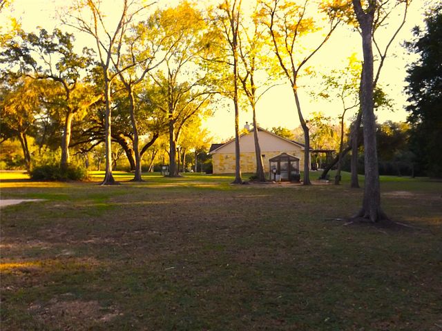 4443 Highway 90, Alleyton, TX 78935