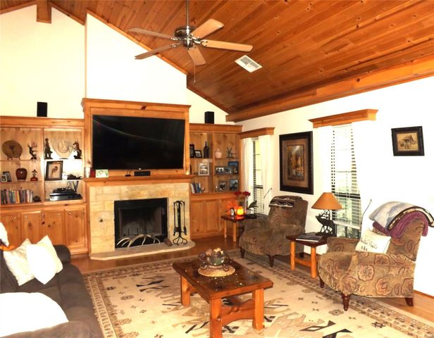 4443 Highway 90, Alleyton, TX 78935