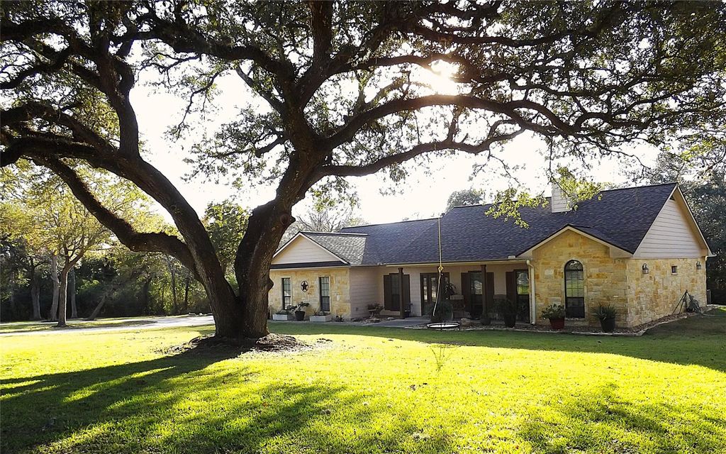 4443 Highway 90, Alleyton, TX 78935