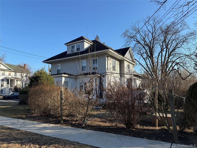 32 Carlton Avenue, Port Washington, NY 11050