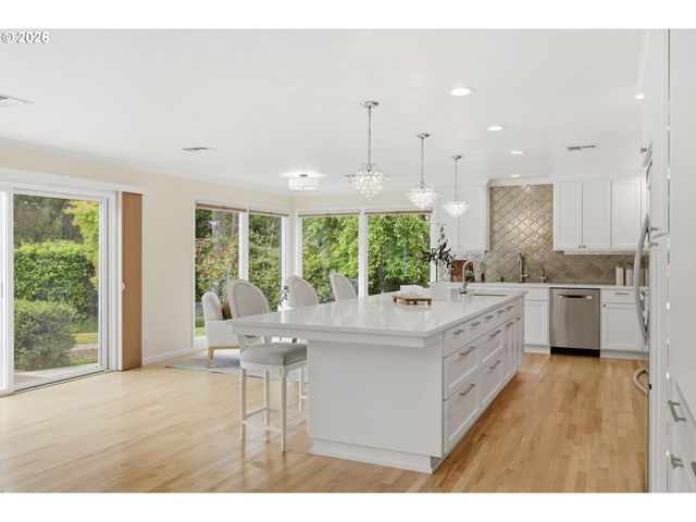 3915 N SHASTA Loop, Eugene, OR 97405