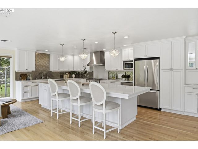 3915 N SHASTA Loop, Eugene, OR 97405