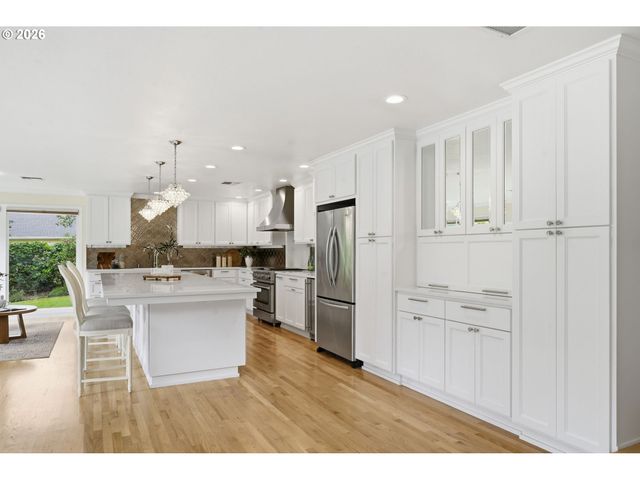 3915 N SHASTA Loop, Eugene, OR 97405