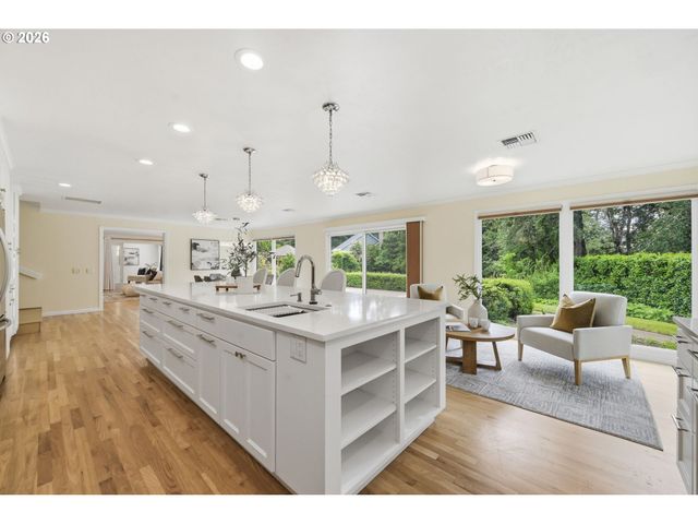 3915 N SHASTA Loop, Eugene, OR 97405