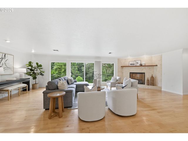 3915 N SHASTA Loop, Eugene, OR 97405