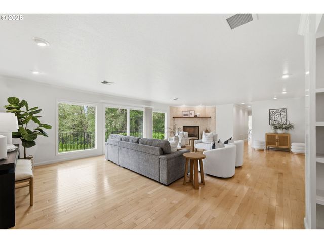 3915 N SHASTA Loop, Eugene, OR 97405