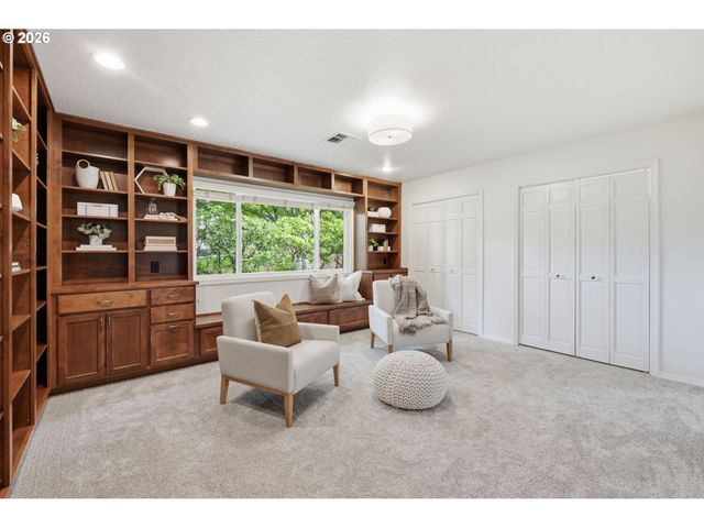 3915 N SHASTA Loop, Eugene, OR 97405