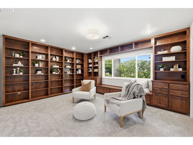 3915 N SHASTA Loop, Eugene, OR 97405