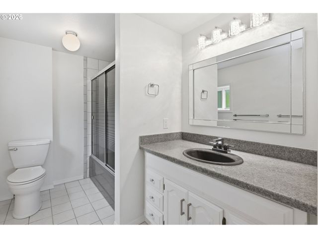 3915 N SHASTA Loop, Eugene, OR 97405