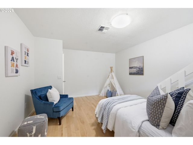 3915 N SHASTA Loop, Eugene, OR 97405