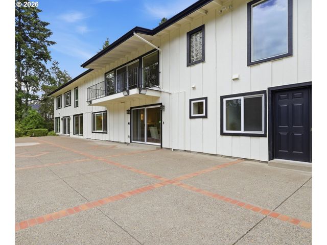 3915 N SHASTA Loop, Eugene, OR 97405