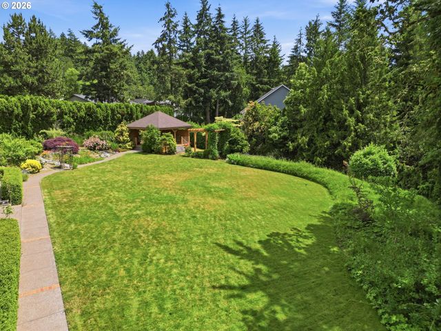 3915 N SHASTA Loop, Eugene, OR 97405