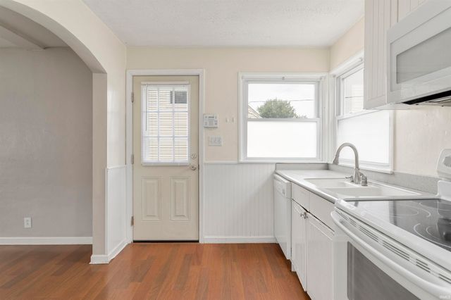 1238 Academy Place, South Bend, IN 46616