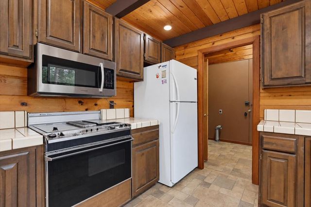 17201 Old Mill Rd, Nevada City, CA 95959