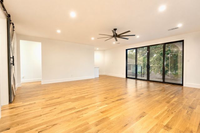 8546 Glencrest Lane, Dallas, TX 75209