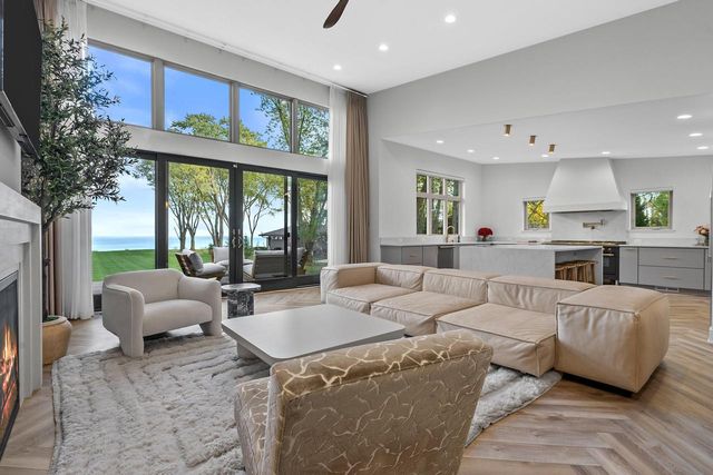 13480 N Lakewood DRIVE, Mequon, WI 53097