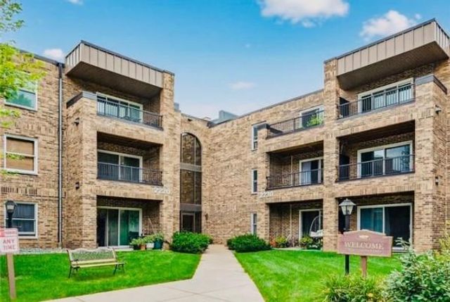 2230 Midland Grove Road 305, Roseville, MN 55113