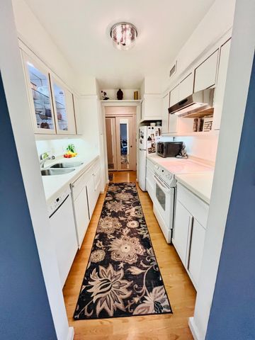 2230 Midland Grove Road 305, Roseville, MN 55113