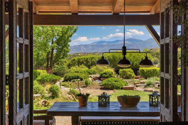 17 Vuelta Rosal, Santa Fe, NM 87506