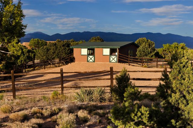 17 Vuelta Rosal, Santa Fe, NM 87506