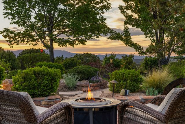 17 Vuelta Rosal, Santa Fe, NM 87506