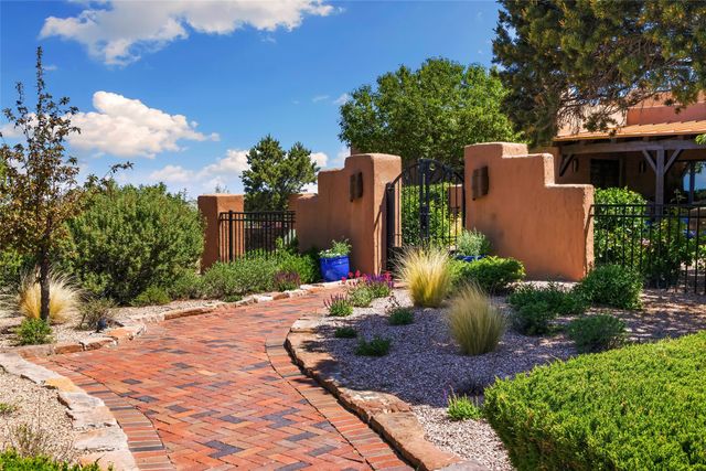17 Vuelta Rosal, Santa Fe, NM 87506