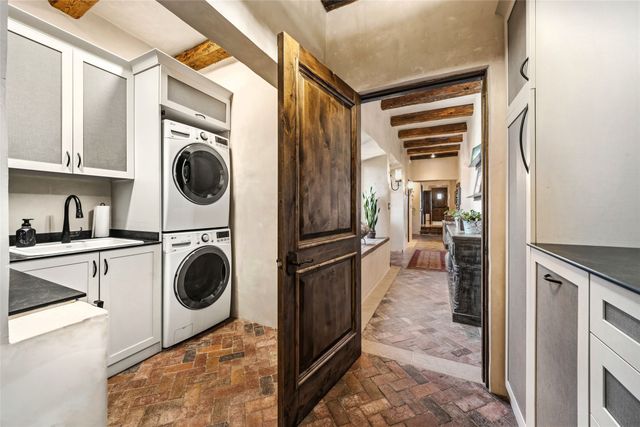 17 Vuelta Rosal, Santa Fe, NM 87506