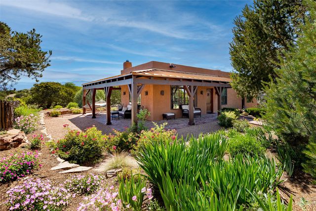 17 Vuelta Rosal, Santa Fe, NM 87506